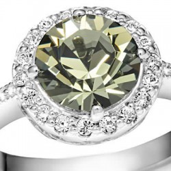Jewelry Swarovski ring Behind the scene
