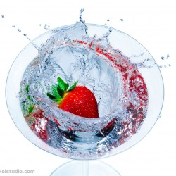 splash-glass-strawberry-by-koloskov3