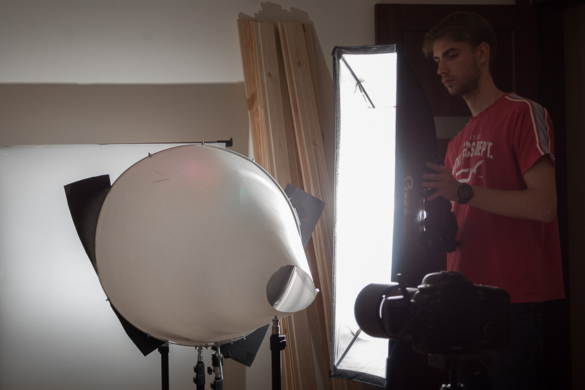 How to photograph cosmetic with a DIY cone and two speedlites