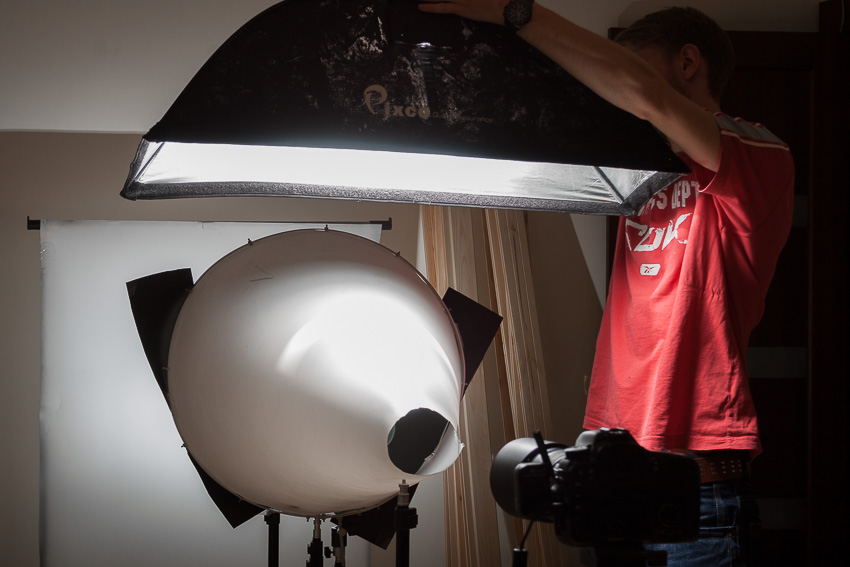 How to photograph cosmetic with a DIY cone and two speedlites